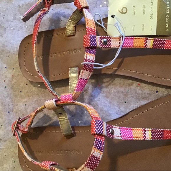 CLEARANCE 🔥 Limited Edition Sandals Sz 6 - Picture 3 of 8